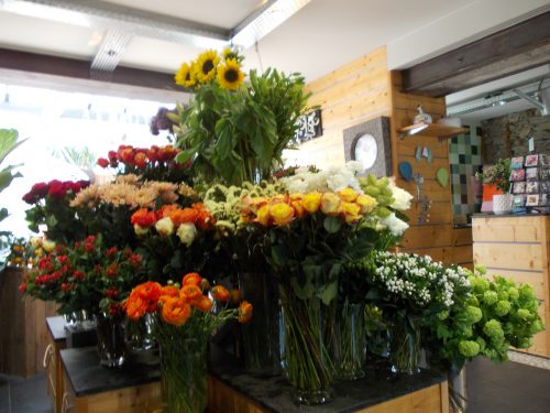 Au centre du magasin se trouve l'ôlts aux fleurs coupées pour la composition de bouquets