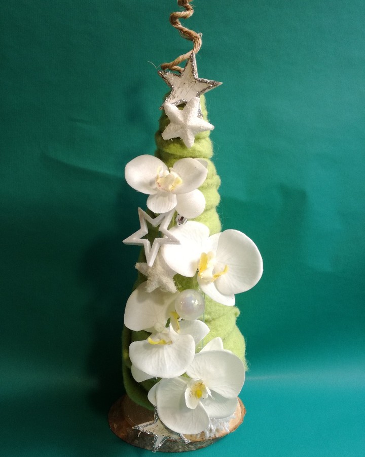 Composition florale en forme de sapin de Noël avec 4 orchidées