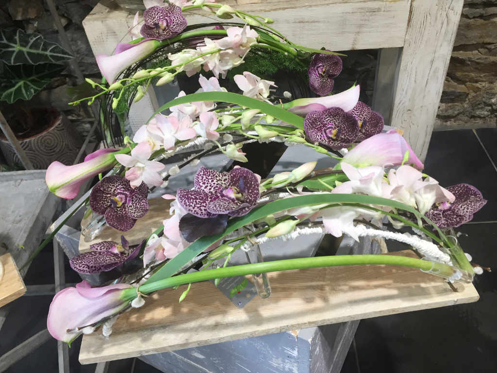 Composition avec iris et orchidées pour la fête des mères