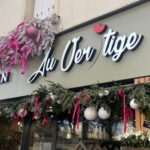 Logo de la devanture de la boutique fleuriste Au Vertige avec décos de Noël